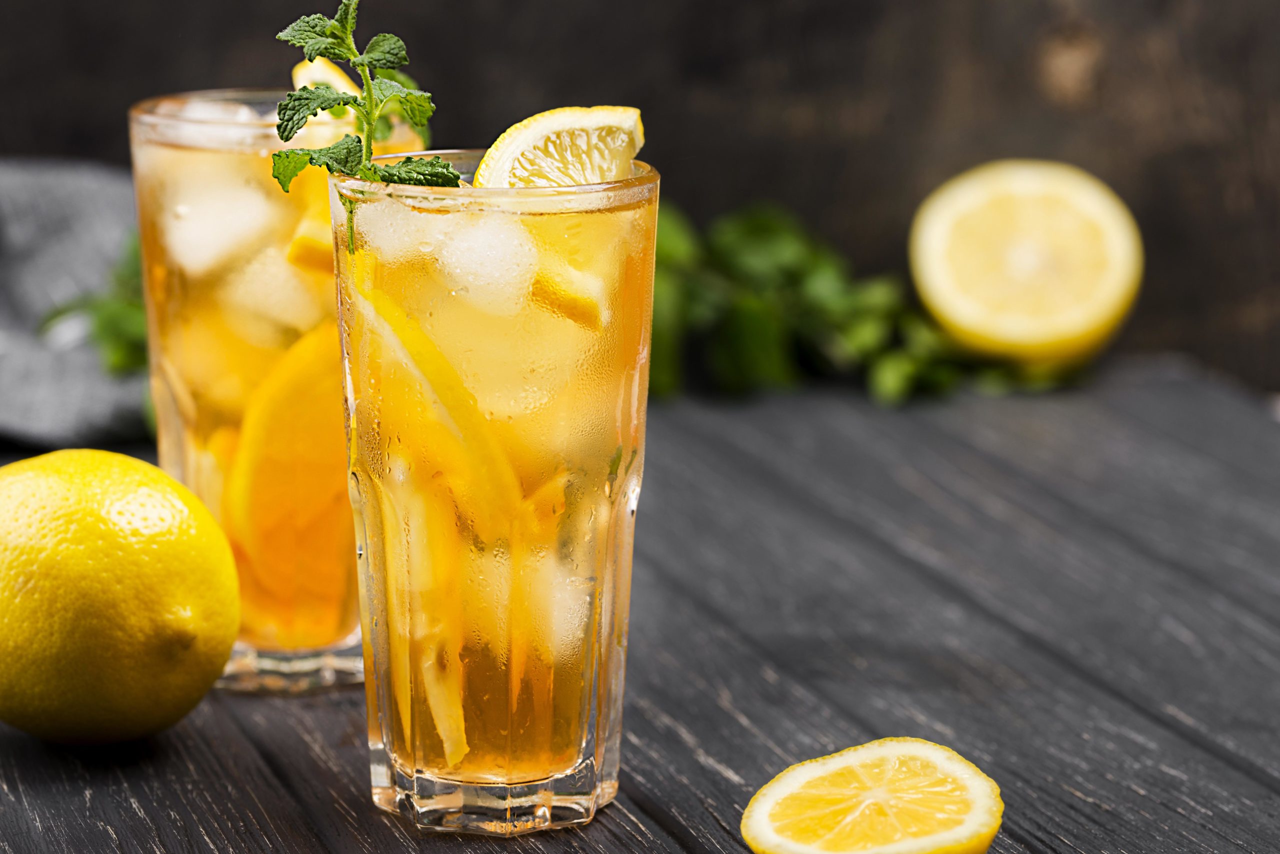 high-angle-ice-tea-glass-with-lemon